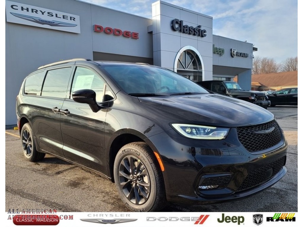 Brilliant Black Crystal Pearl / Black Chrysler Pacifica Touring L