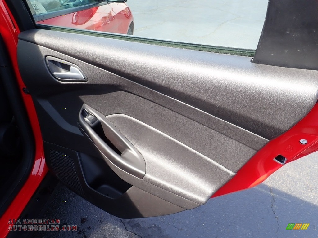 2014 Focus SE Sedan - Race Red / Charcoal Black photo #19