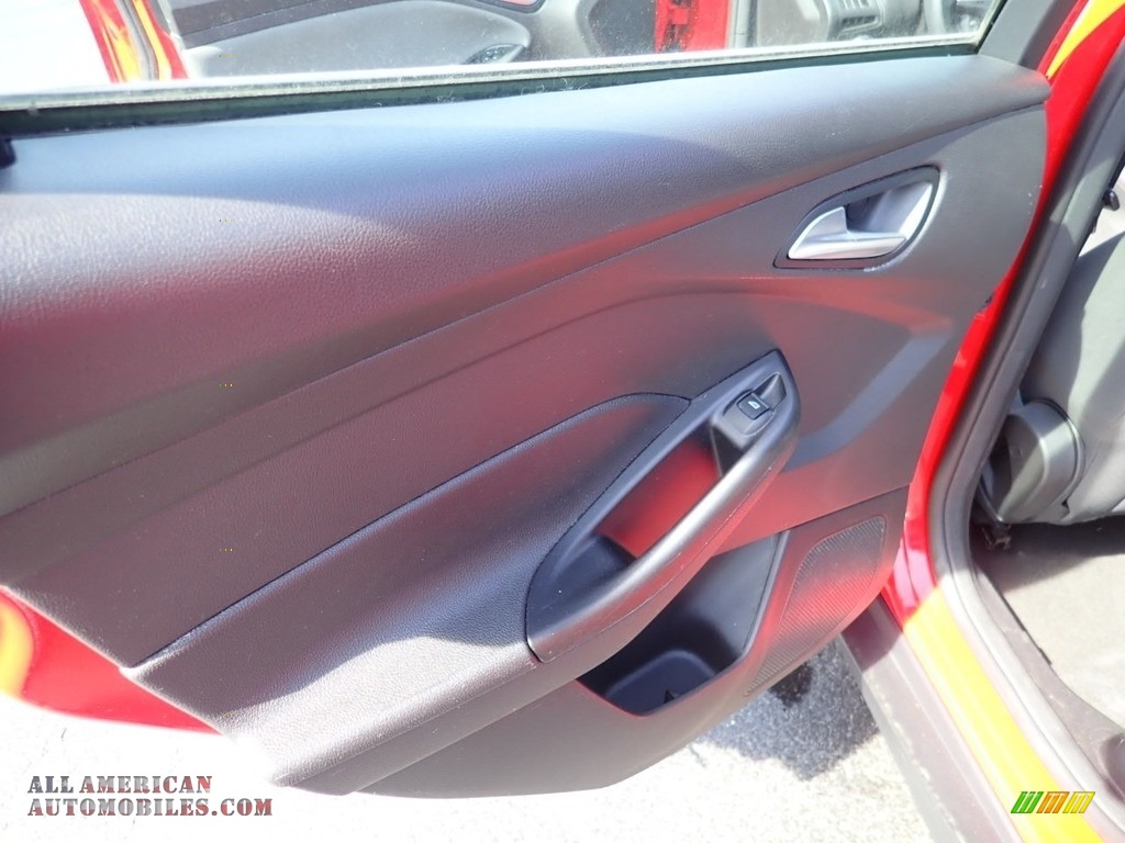 2014 Focus SE Sedan - Race Red / Charcoal Black photo #23