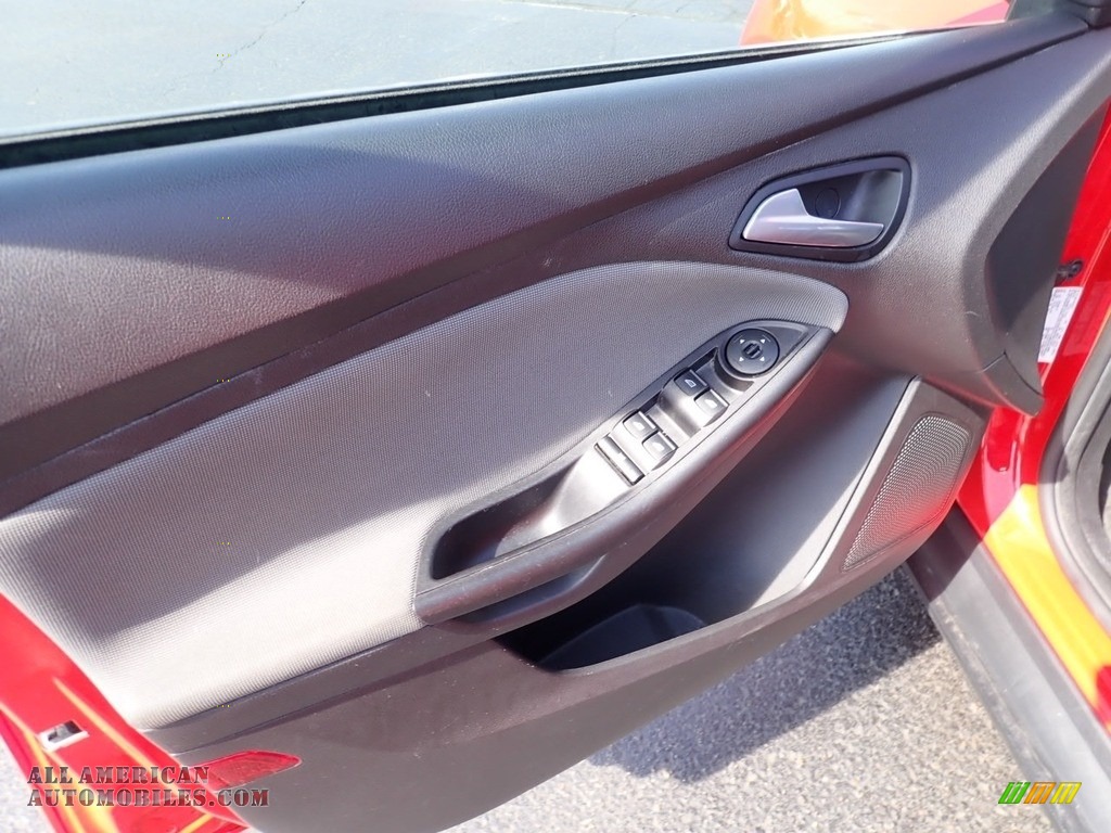 2014 Focus SE Sedan - Race Red / Charcoal Black photo #24
