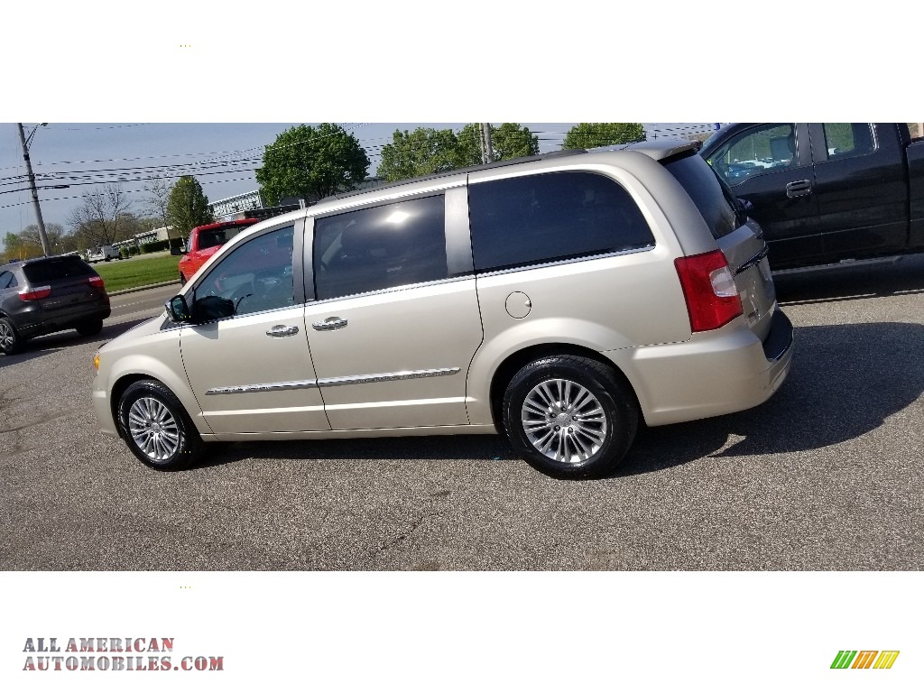 2013 Town & Country Touring - L - Cashmere Pearl / Black/Light Graystone photo #6