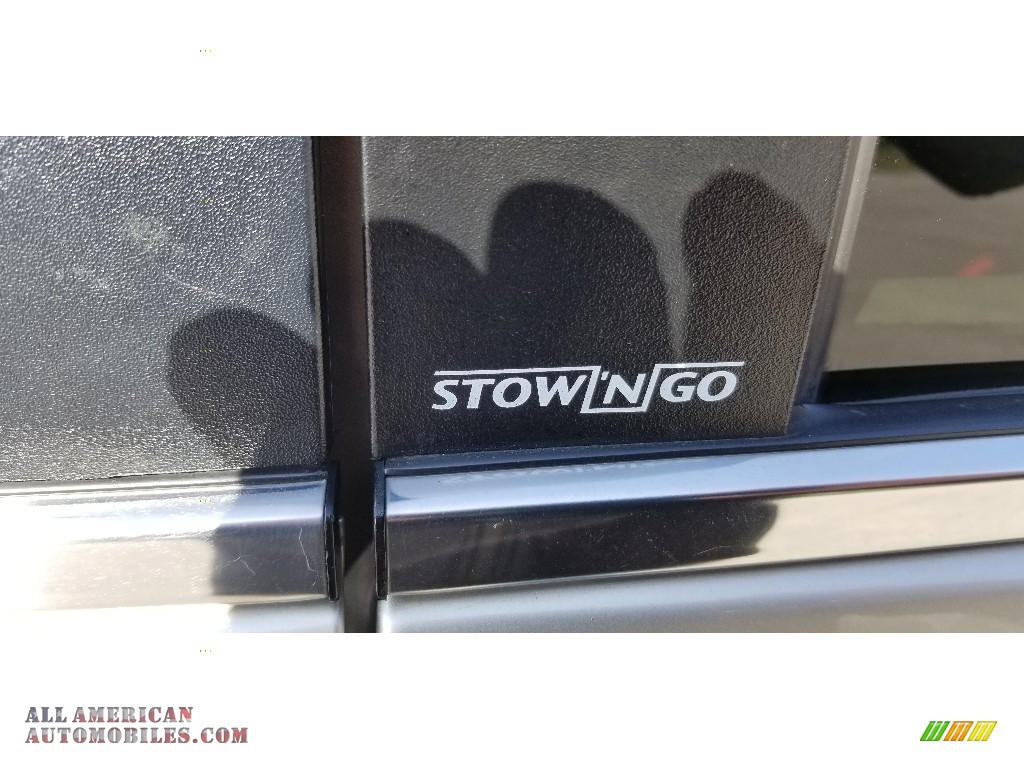 2013 Town & Country Touring - L - Cashmere Pearl / Black/Light Graystone photo #10
