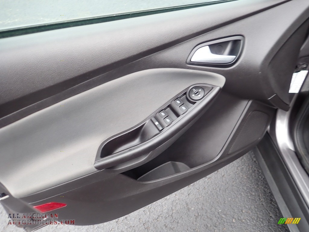 2014 Focus SE Hatchback - Sterling Gray / Charcoal Black photo #11