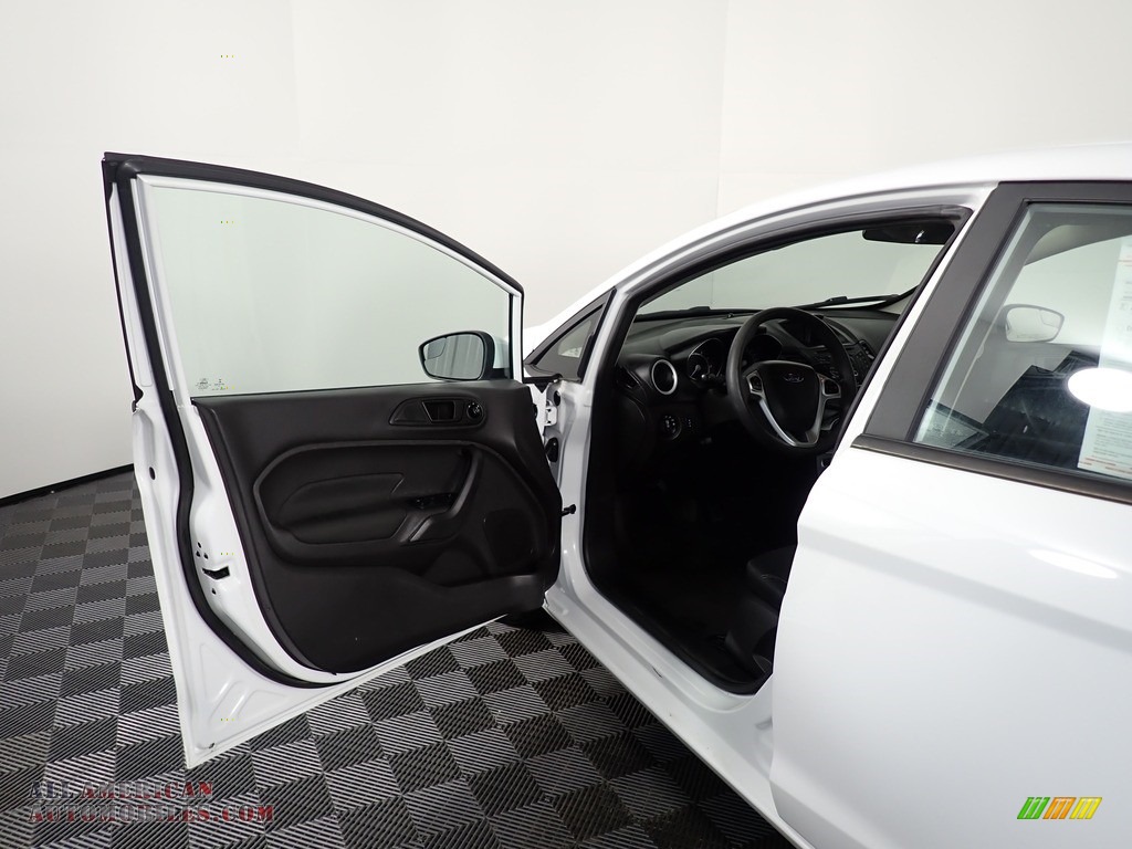 2018 Fiesta SE Sedan - Oxford White / Charcoal Black photo #29