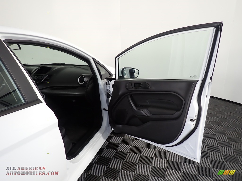 2018 Fiesta SE Sedan - Oxford White / Charcoal Black photo #38