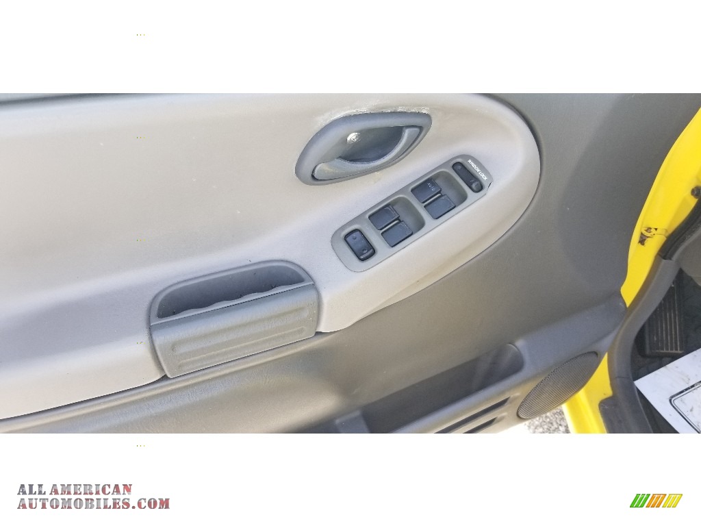 2003 Tracker ZR2 4WD Hard Top - Yellow / Medium Gray photo #12