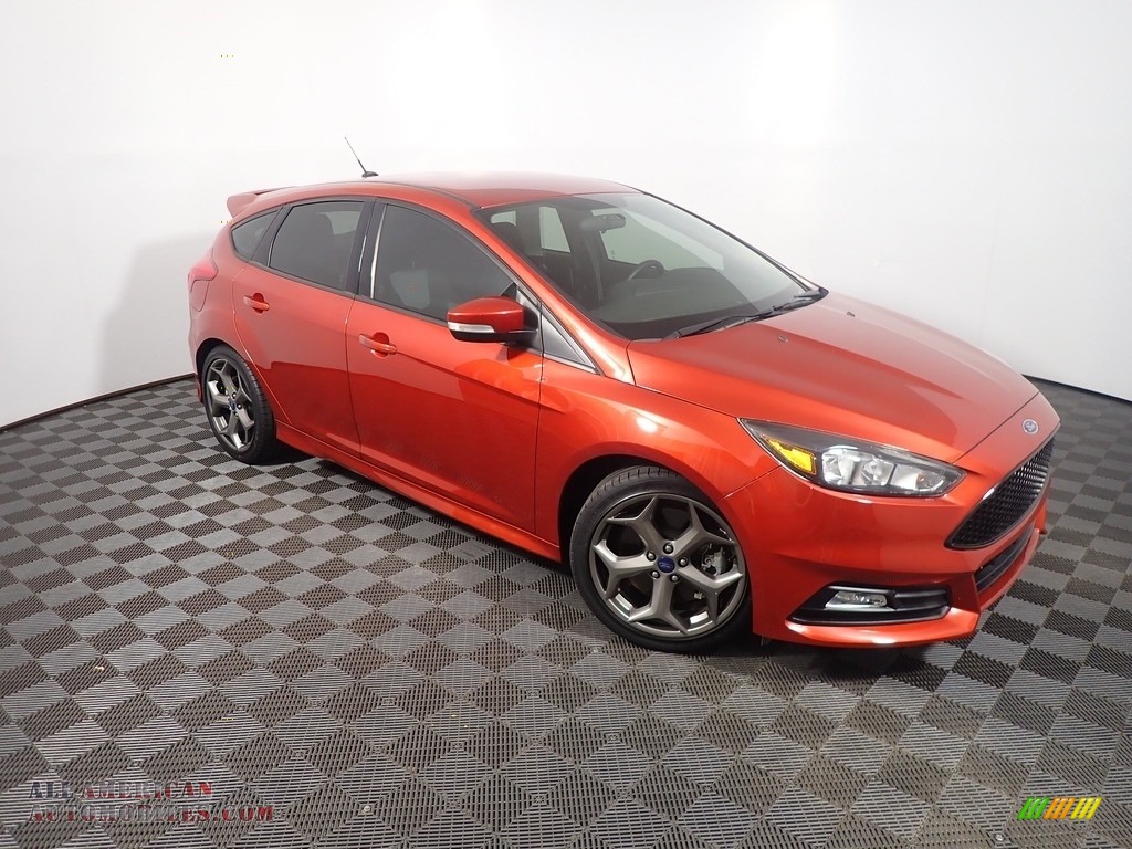 2018 Focus ST Hatch - Hot Pepper Red / Charcoal Black photo #3