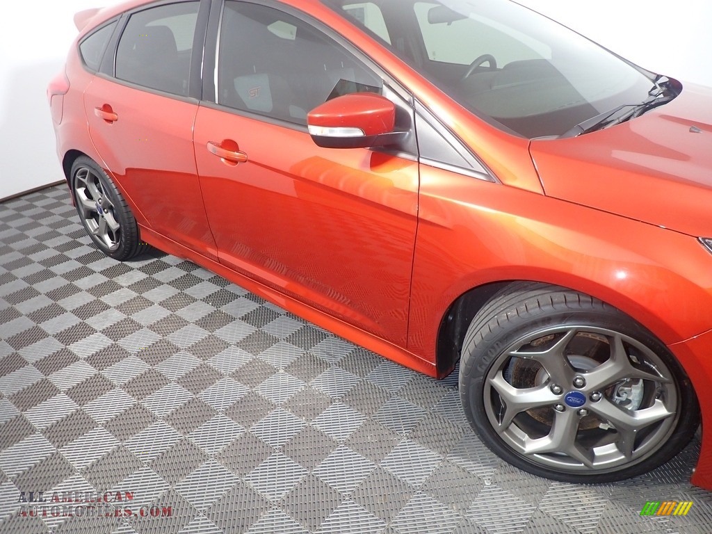 2018 Focus ST Hatch - Hot Pepper Red / Charcoal Black photo #4