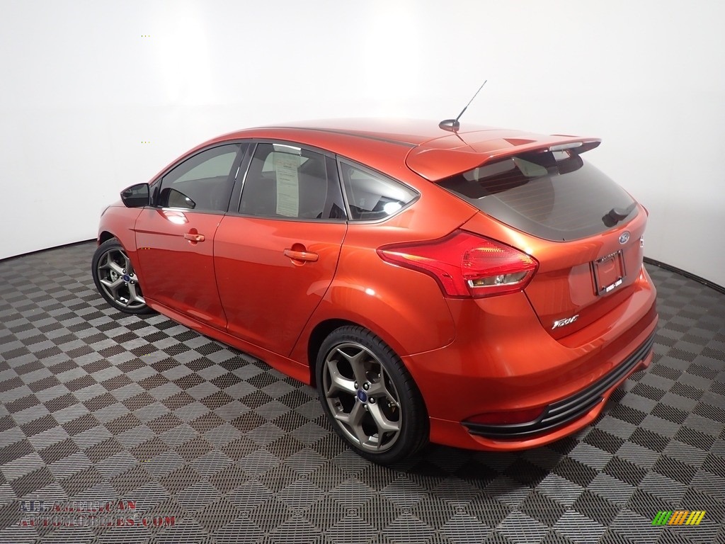 2018 Focus ST Hatch - Hot Pepper Red / Charcoal Black photo #12