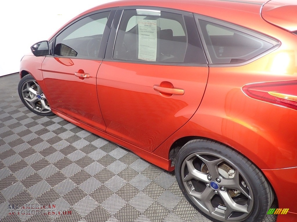 2018 Focus ST Hatch - Hot Pepper Red / Charcoal Black photo #18