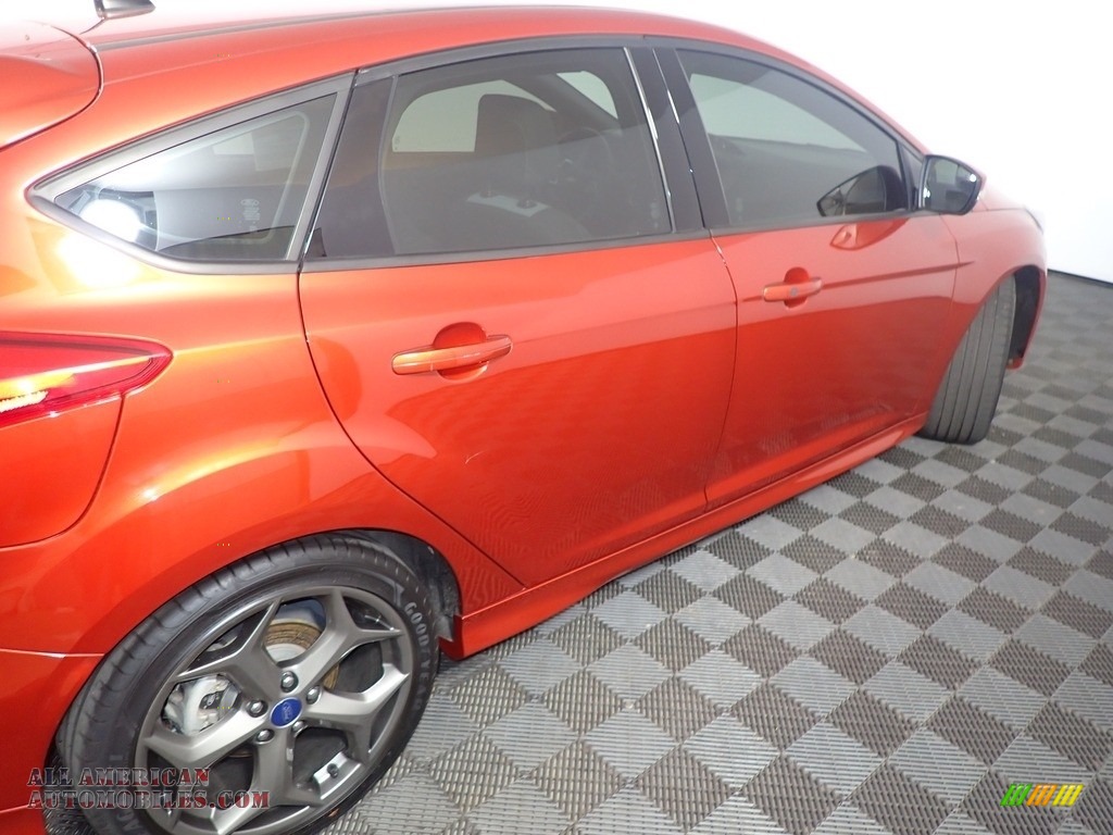 2018 Focus ST Hatch - Hot Pepper Red / Charcoal Black photo #19