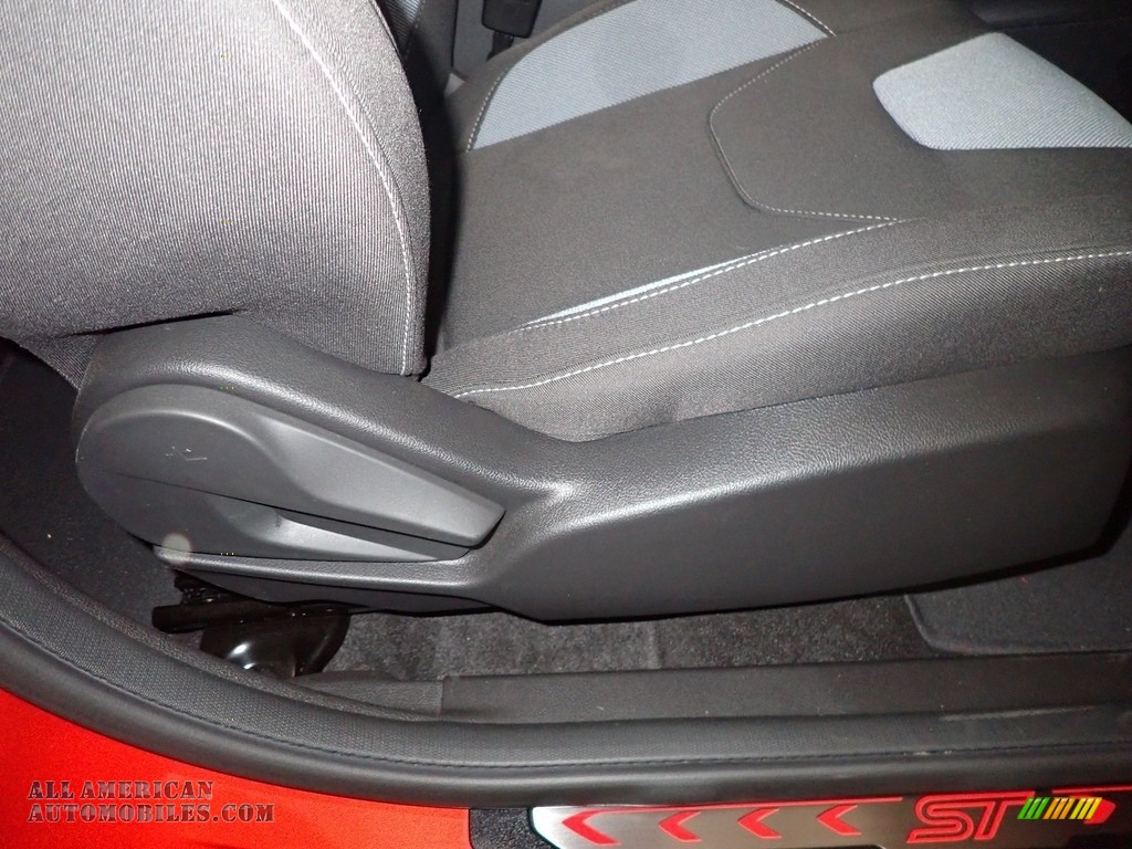 2018 Focus ST Hatch - Hot Pepper Red / Charcoal Black photo #40