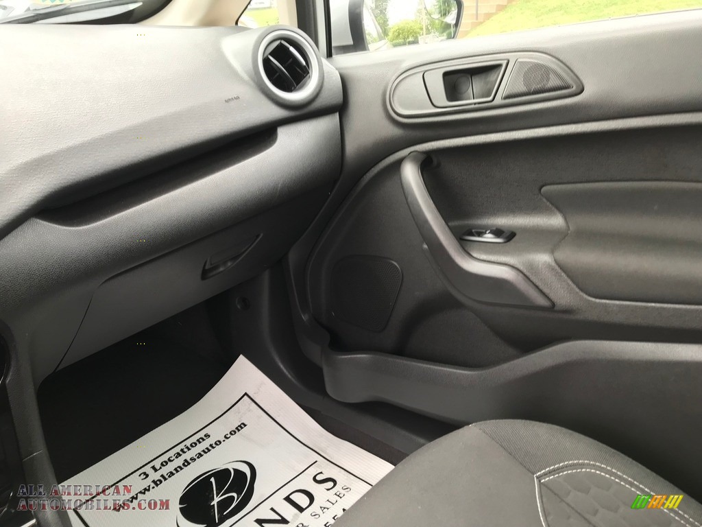 2019 Fiesta SE Sedan - Ingot Silver / Charcoal Black photo #32