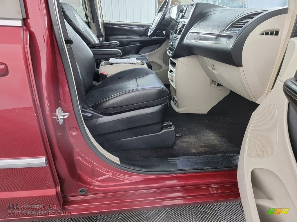 2014 Town & Country Touring - Deep Cherry Red Crystal Pearl / Black/Light Graystone photo #32