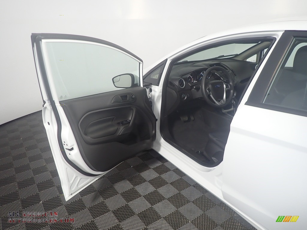 2018 Fiesta SE Sedan - Oxford White / Charcoal Black photo #20