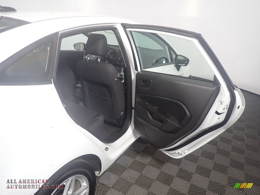 2018 Fiesta SE Sedan - Oxford White / Charcoal Black photo #36
