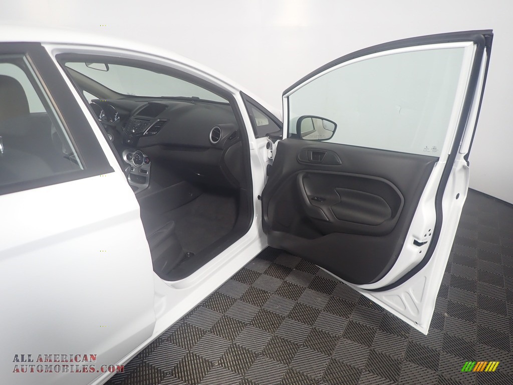 2018 Fiesta SE Sedan - Oxford White / Charcoal Black photo #38