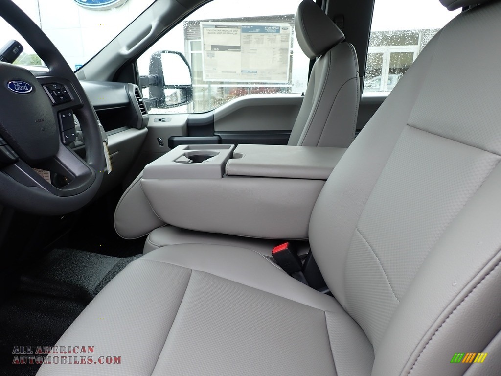 2022 F550 Super Duty XL Regular Cab 4x4 Chassis - Oxford White / Medium Earth Gray photo #9