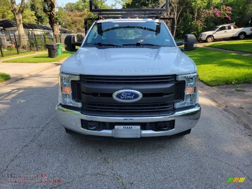 2019 F350 Super Duty XL Regular Cab Chassis - Oxford White / Earth Gray photo #6