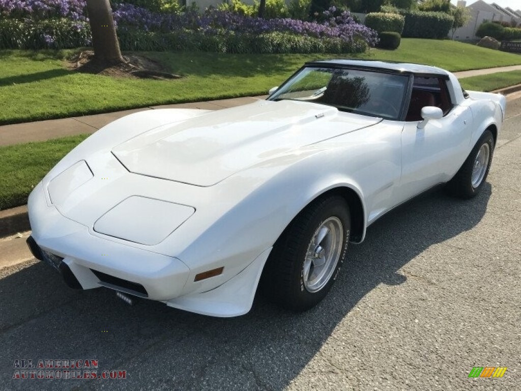 Classic White / Red Chevrolet Corvette Coupe