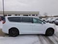 Chrysler Pacifica Hybrid Limited Bright White photo #4