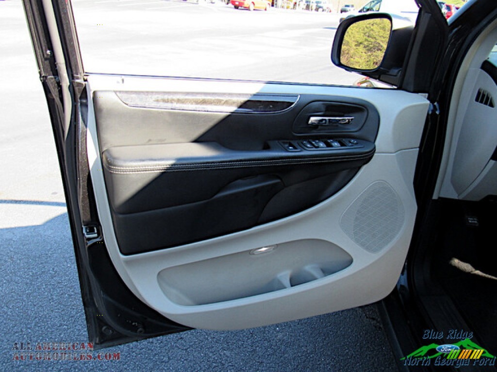 2012 Town & Country Touring - Brilliant Black Crystal Pearl / Black/Light Graystone photo #10