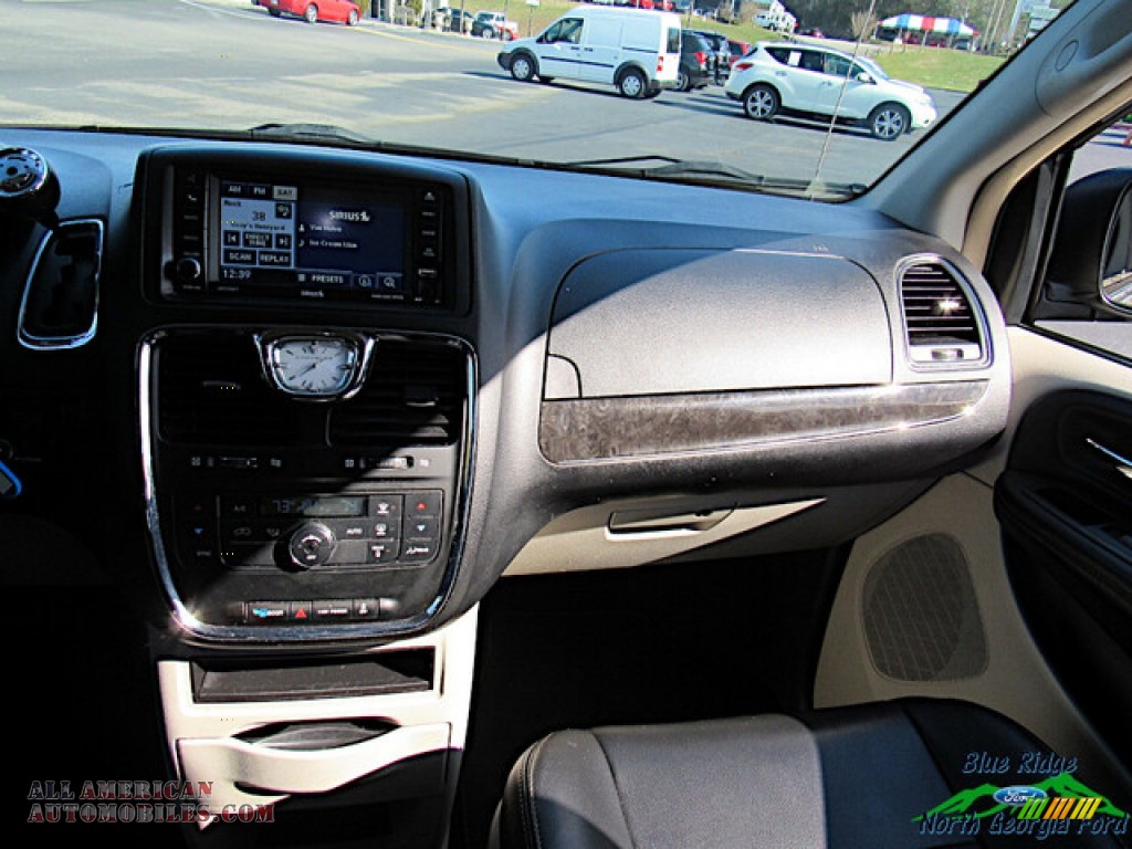 2012 Town & Country Touring - Brilliant Black Crystal Pearl / Black/Light Graystone photo #17