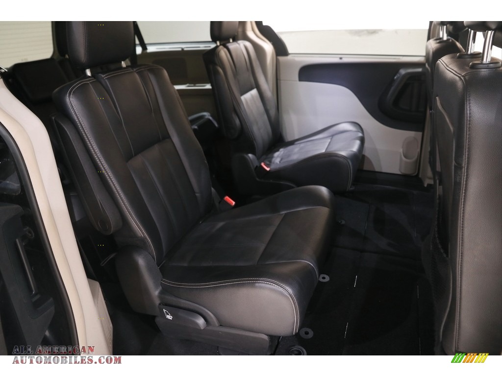 2015 Town & Country Touring - Brilliant Black Crystal Pearl / Black/Light Graystone photo #16