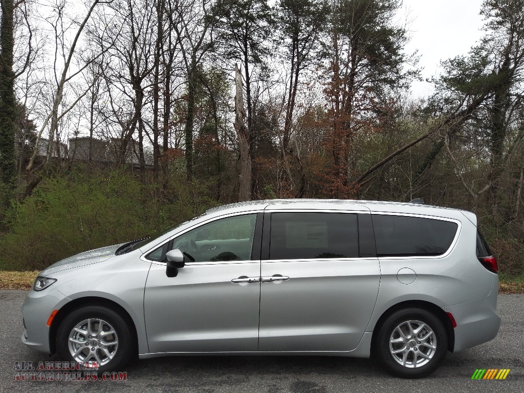Silver Mist / Black/Alloy Chrysler Pacifica Touring L