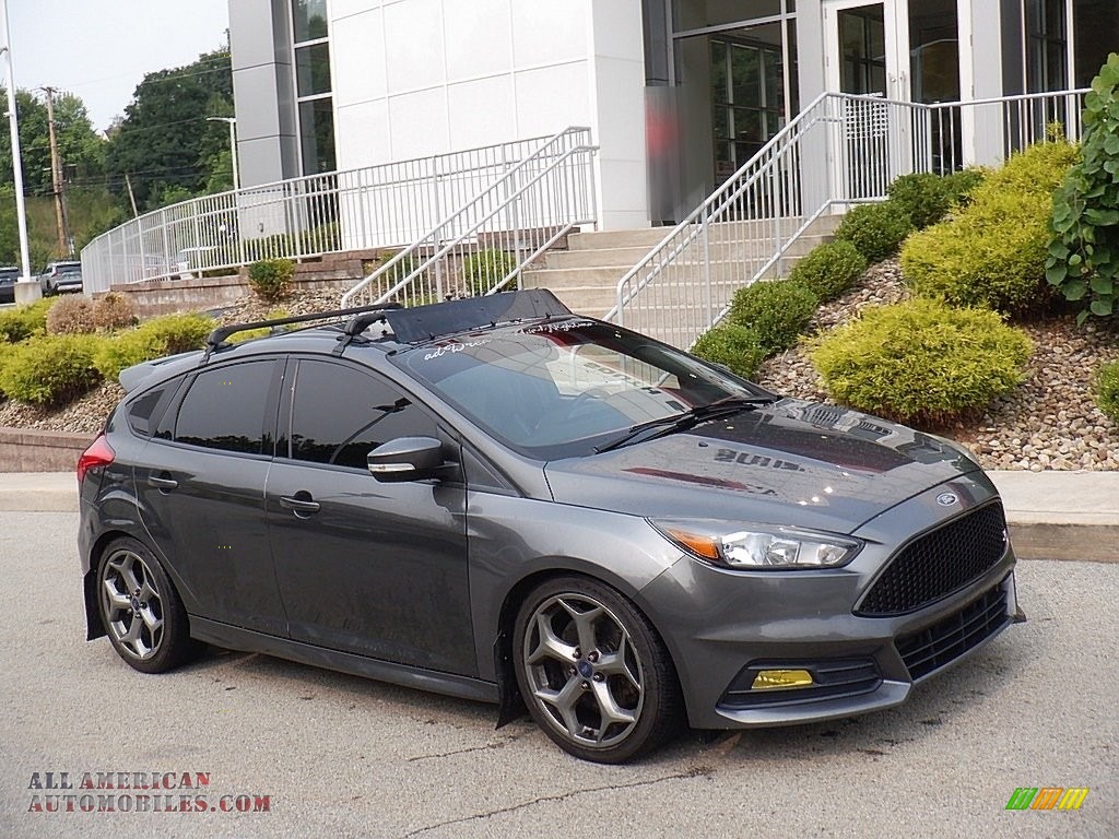 Magnetic / Charcoal Black Ford Focus ST Hatch
