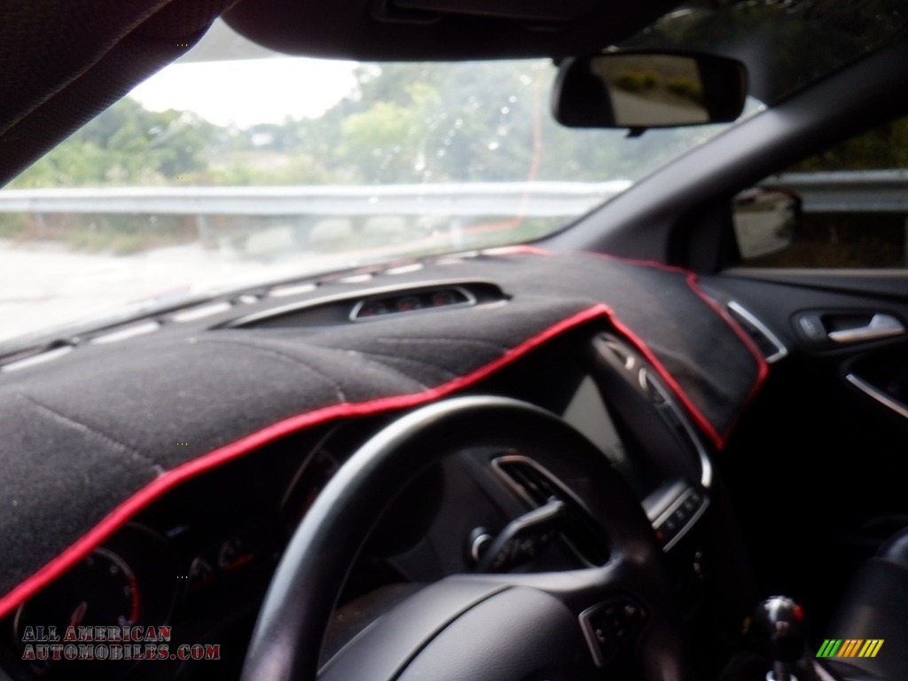 2017 Focus ST Hatch - Magnetic / Charcoal Black photo #22