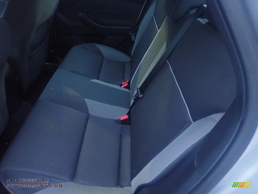 2014 Focus SE Sedan - Ingot Silver / Charcoal Black photo #18