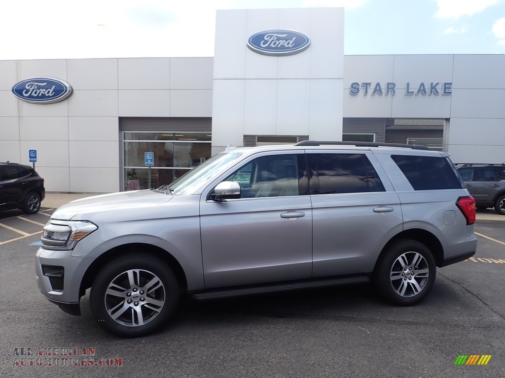 Iconic Silver Metallic / Black Onyx Ford Expedition XLT 4x4