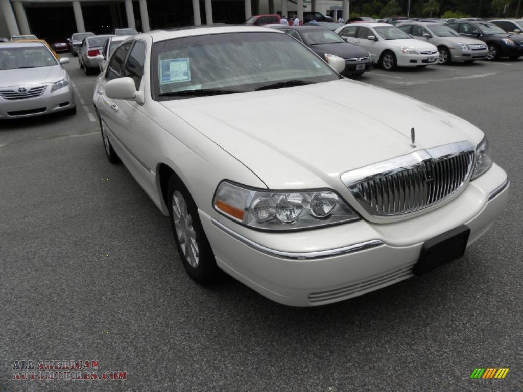 2007 Lincoln Town Car Signature in Vibrant White photo 4 603755