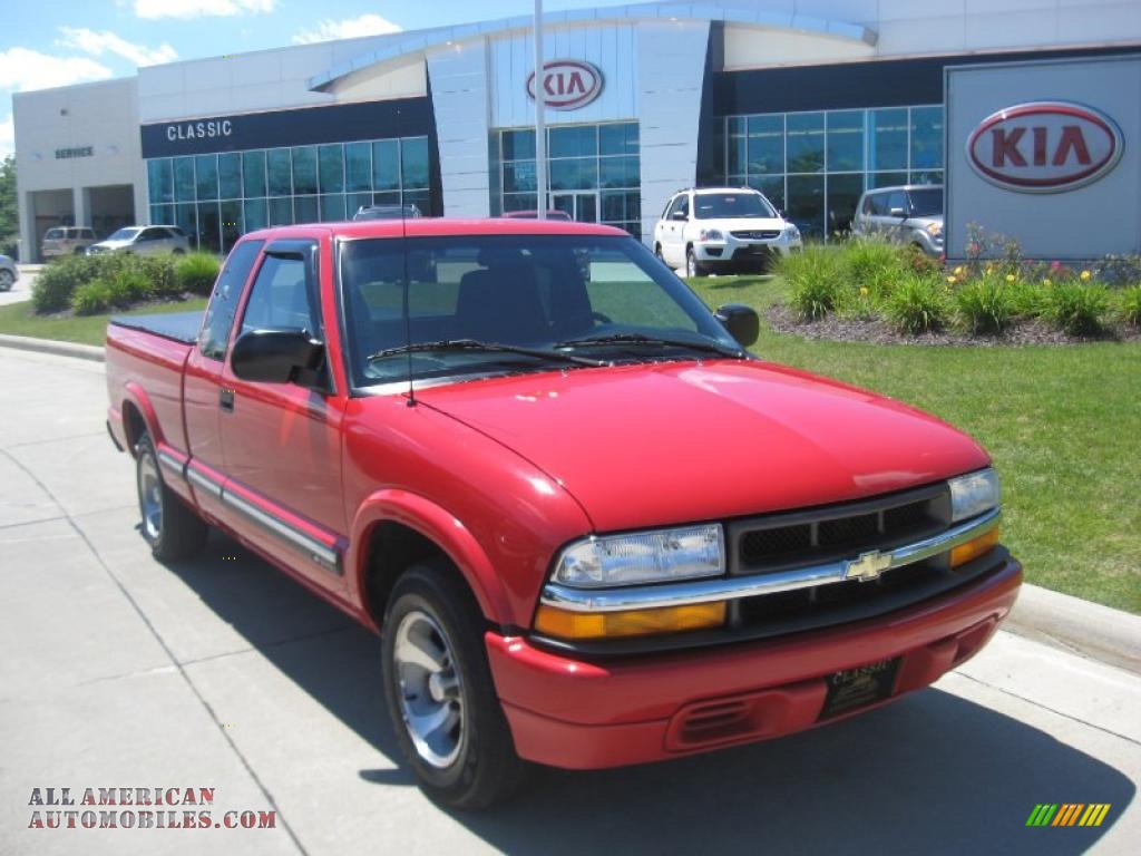 Victory Red / Graphite Chevrolet S10 LS Extended Cab