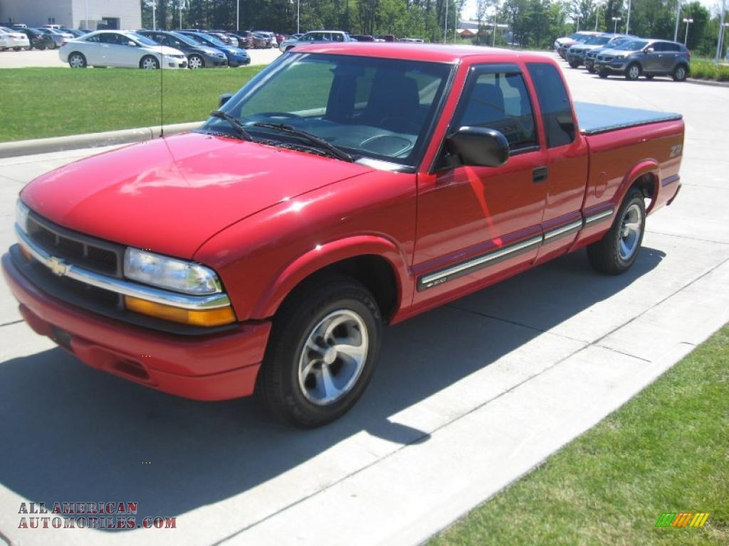2001 S10 LS Extended Cab - Victory Red / Graphite photo #3