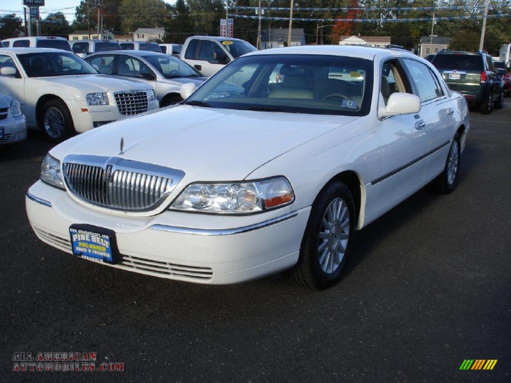 2003 Town Car Executive - Vibrant White / Medium Dark Parchment/Light Parchment photo #1