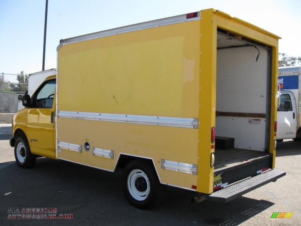 2002 Savana Cutaway 3500 Commercial Moving Truck - Yellow / Pewter photo #4