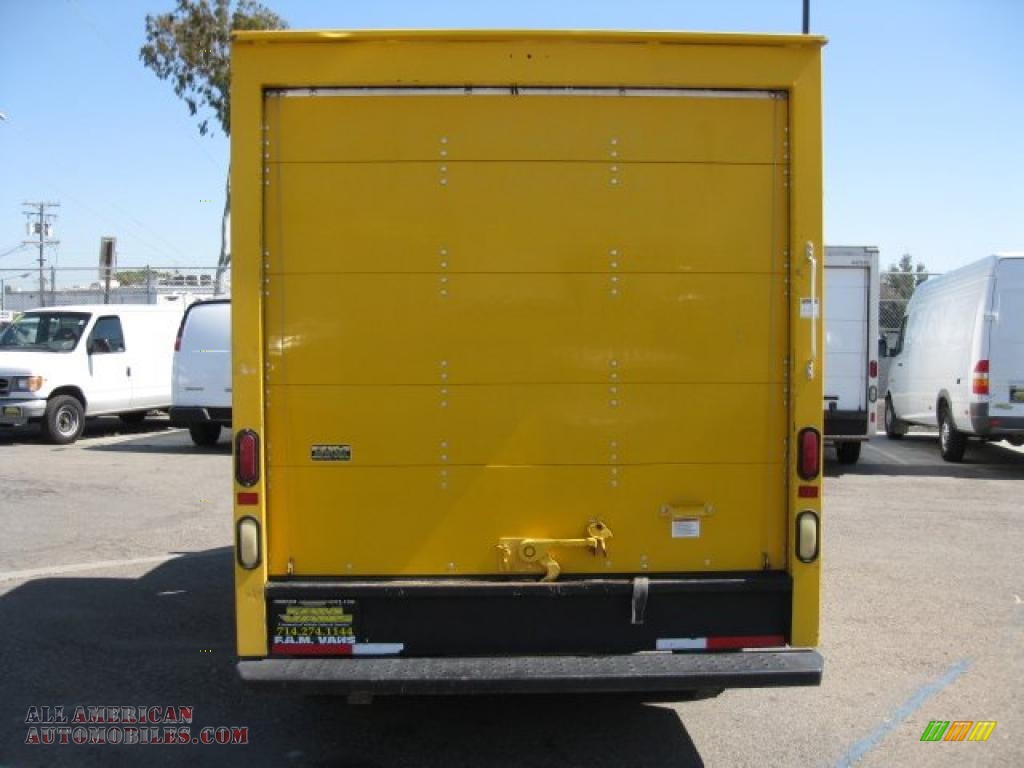 2002 Savana Cutaway 3500 Commercial Moving Truck - Yellow / Pewter photo #6