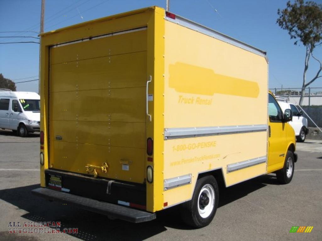 2002 Savana Cutaway 3500 Commercial Moving Truck - Yellow / Pewter photo #7
