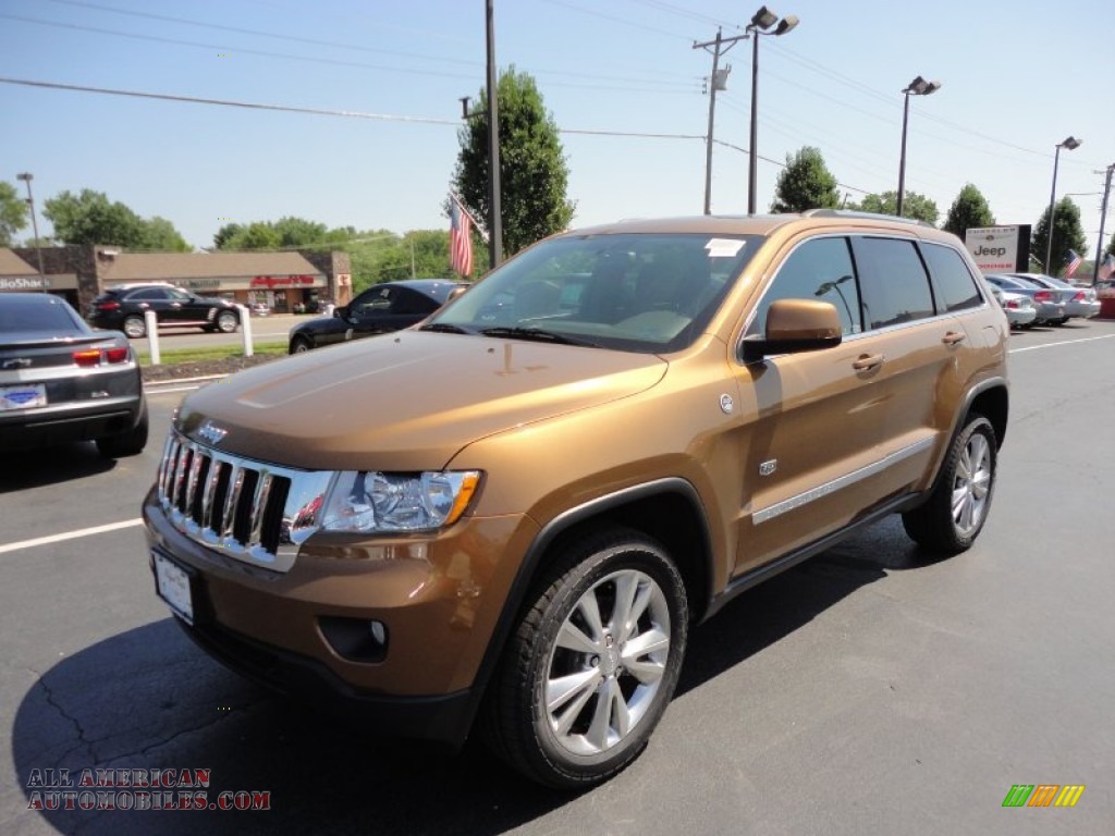 Jeep Grand Cherokee золотистый 2011 года