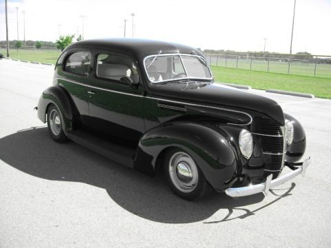 Black 1939 Ford DeLuxe Tudor Sedan Black 1939 Ford DeLuxe Tudor Sedan