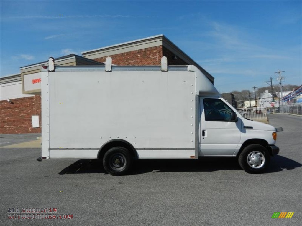 2006 E Series Cutaway E350 Commercial Moving Van - Oxford White / Medium Flint photo #10