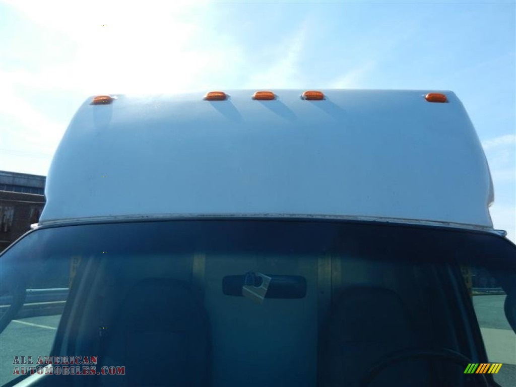 2006 E Series Cutaway E350 Commercial Moving Van - Oxford White / Medium Flint photo #16