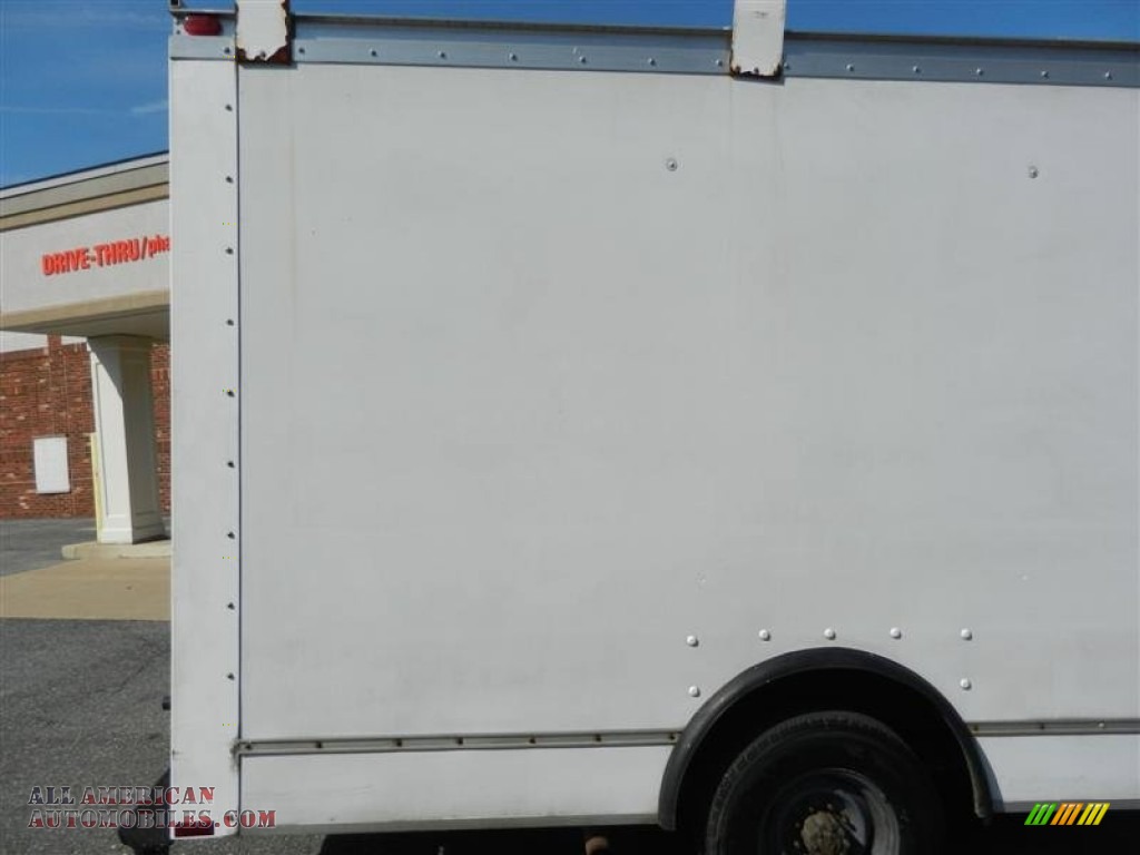 2006 E Series Cutaway E350 Commercial Moving Van - Oxford White / Medium Flint photo #26