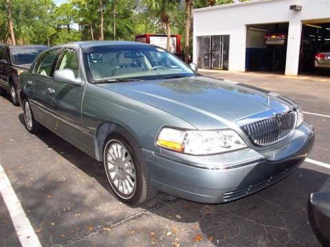 Light Tundra Metallic 2004 Lincoln Town Car Signature