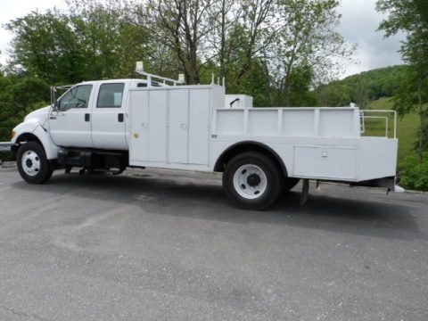 Oxford White 2001 Ford F750 Super Duty XL Crew Cab Utility Truck