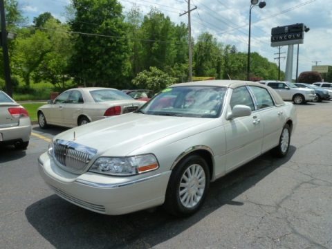 Ceramic White Tri-Coat 2004 Lincoln Town Car Executive