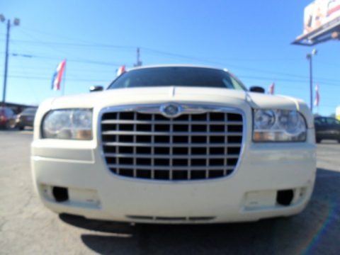 Cool Vanilla 2005 Chrysler 300 