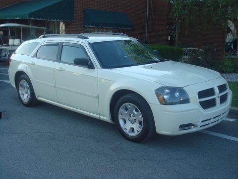 Cool Vanilla White 2005 Dodge Magnum SE